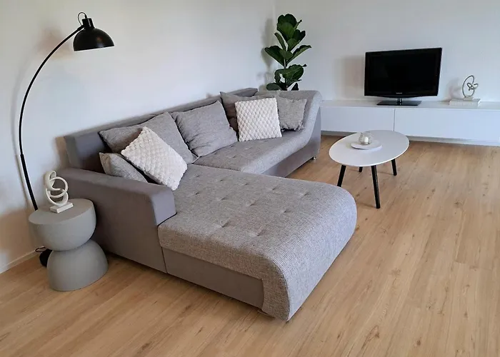 Mit Schlossblick, 65 Qm - Neubau 公寓
